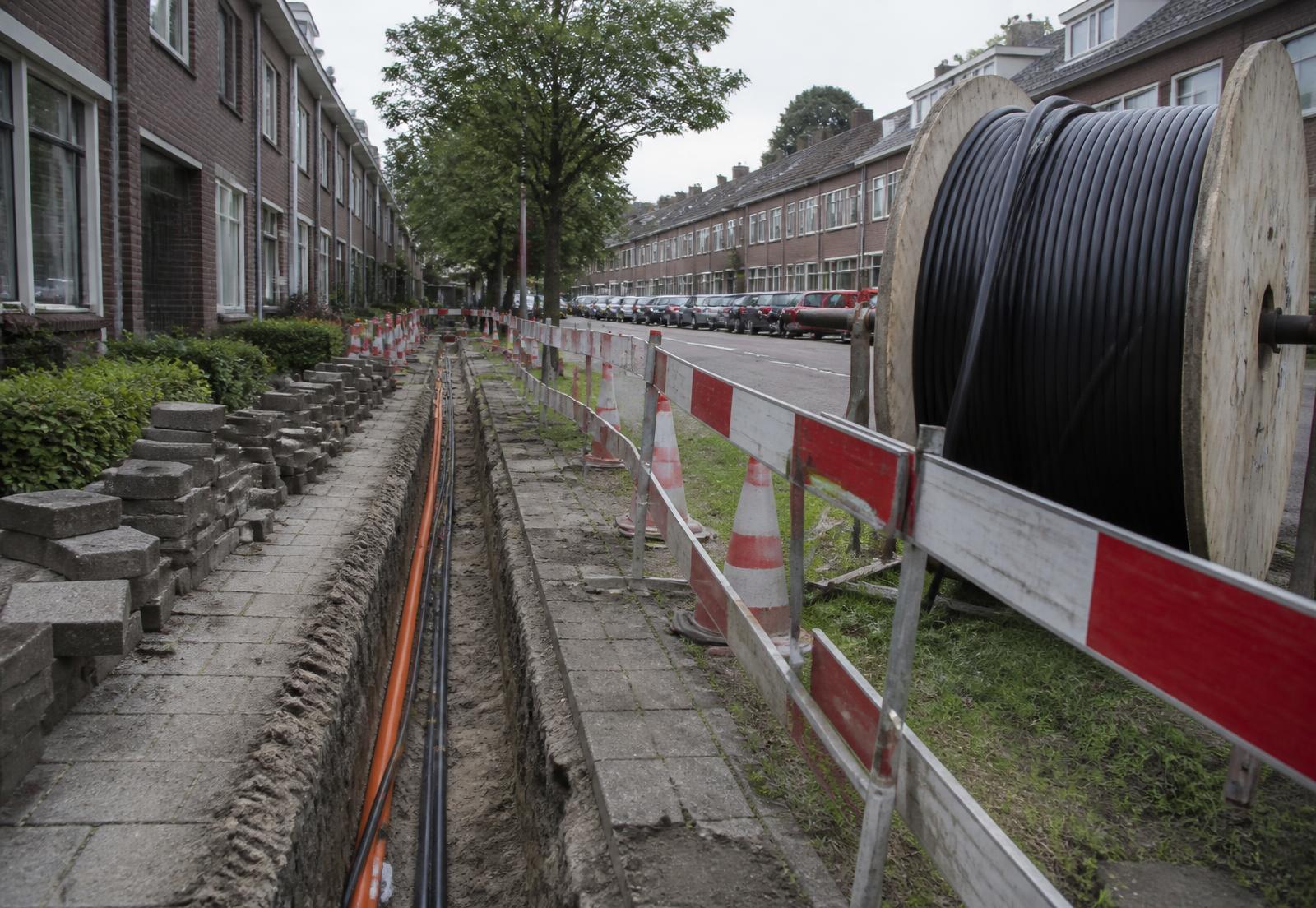 Glasvezel mantelbuizen en kabelhaspels op een werklocatie